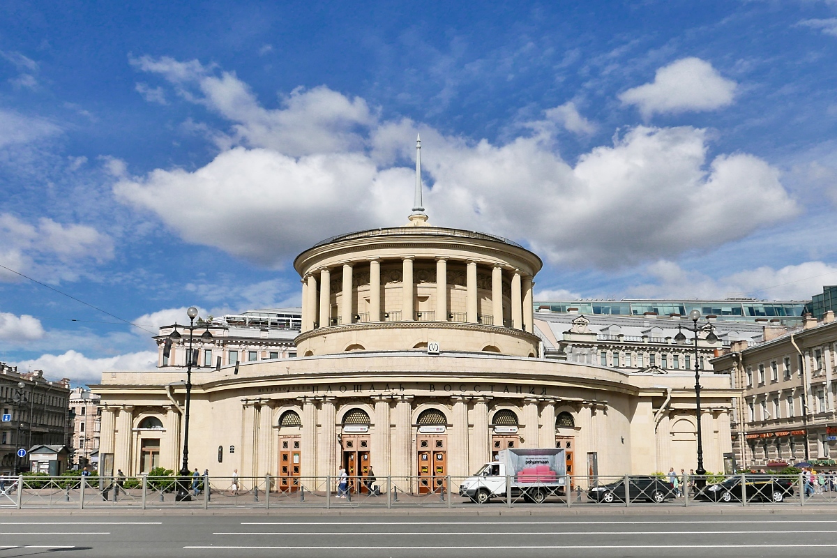 Ist dies ein Palast, oder ein Theater? Nein, dieses prächtige Gebäude ist  nur  der Eingang zur U-Bahn-Station Ploschad Vosstaniya in St. Petersburg, 16.7.17