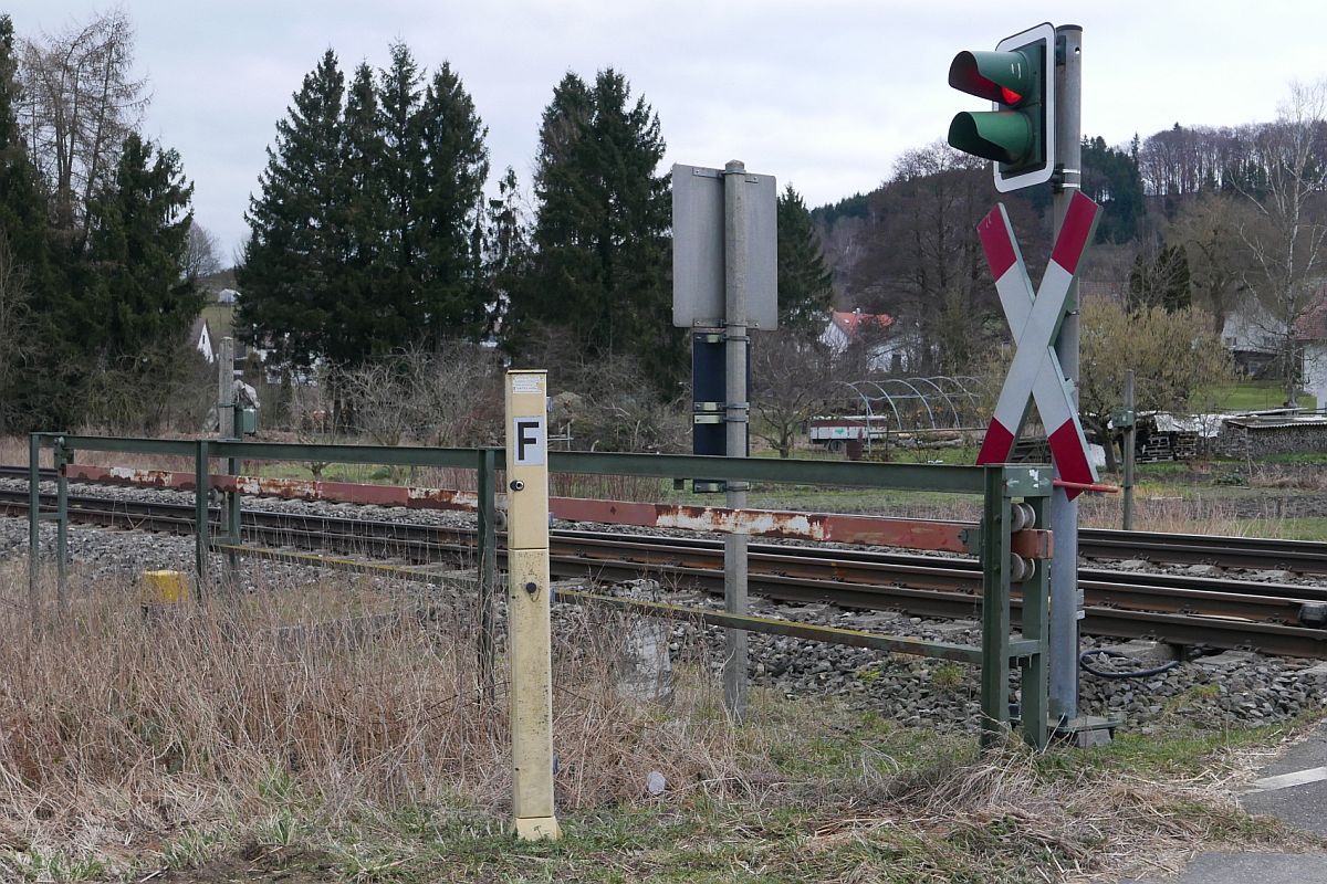 Ist das ein Überbleibsel von früher, als es noch keine automatischen Halbschranken gab? Diese auf beiden Seiten des BÜ Schweinhausen II angebrachte rollengelagerte, verschiebbare Schranke wurde am 02.02.2018 an dem zwischen Bad Schussenried und Biberach (Riß) liegenden Bahnübergang fotografiert.