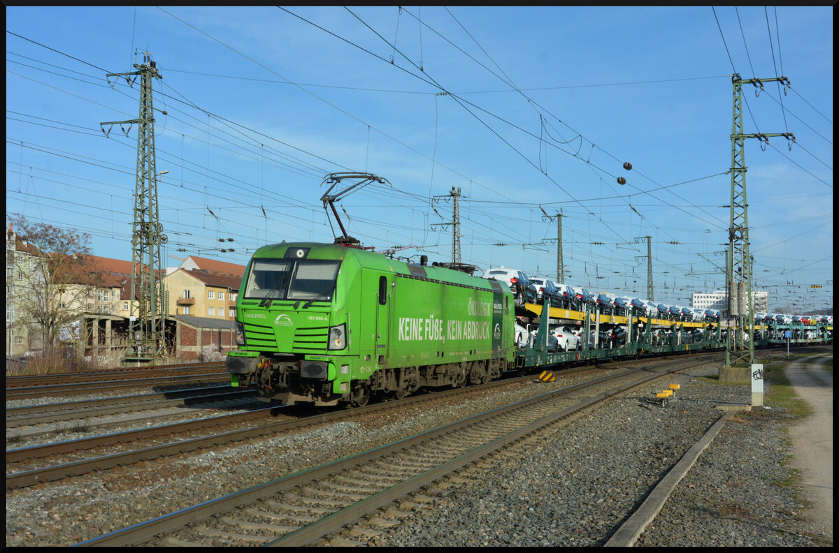 Ist grün und hat keine Füße: TXL 193 996-6  Ökologik - Keine Füße, kein Abdruck  mit einem Autozug am 09.03.2024 in Würzburg.