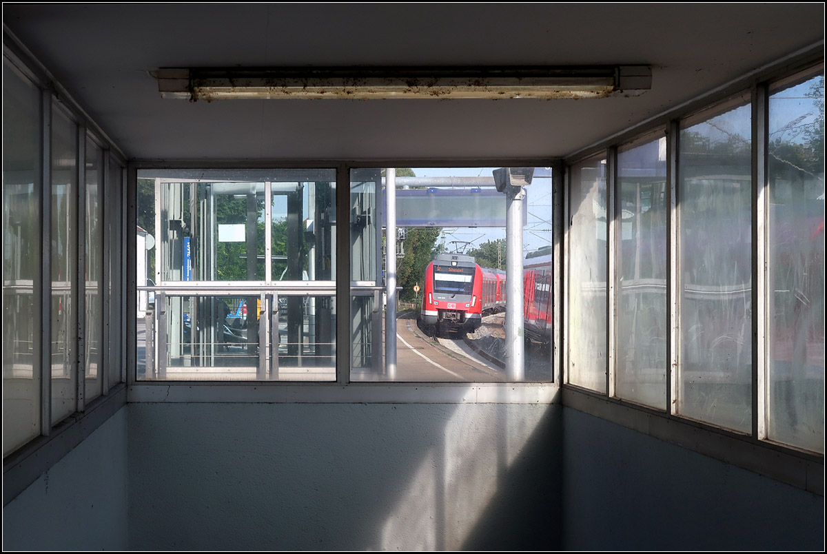 Ist der Ort auch noch so trist -

... sind jedoch Gleise da, finden sich auch Bahnmotive.

S-Bahnstation Rommelshausen an der Remsbahn.

06.08.2019 (M)