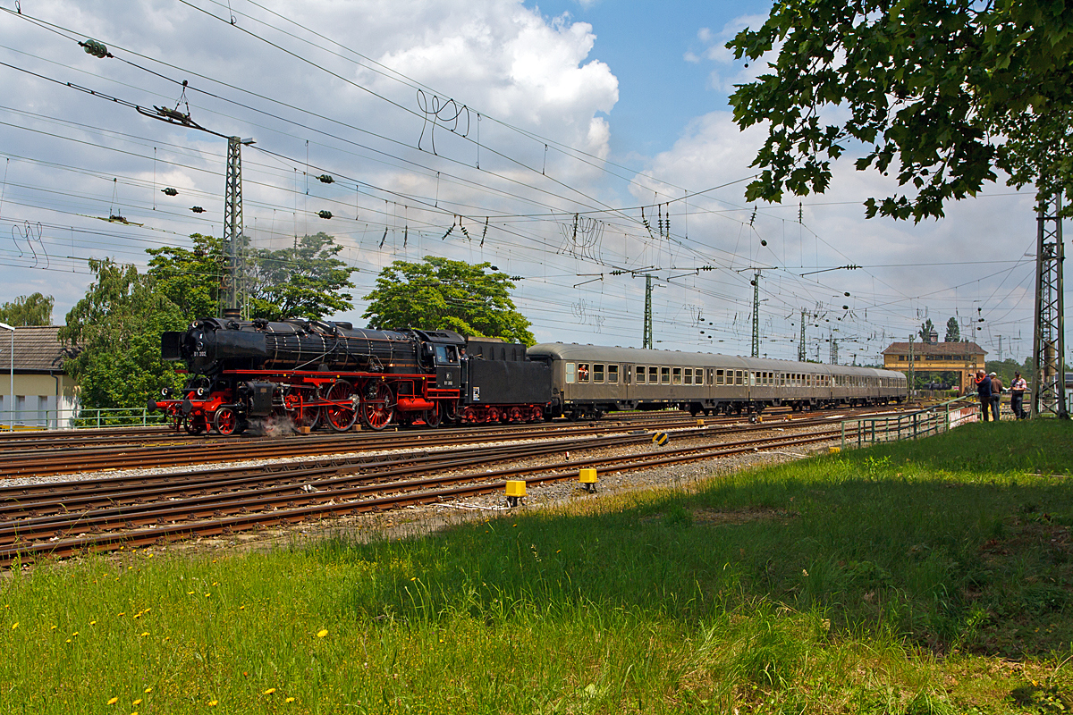 Ist sie nicht einfach eine Schönheit......
Die Schnellzug-Dampflokomotive 01 202 (90 85 0001 202-0 CH-VPAC) vom Verein Pacific 01 202, ex DB 001 202-1, ex DB 01 202, ....
Hier fährt sie am 31.05.2014 mit ihren Personenzug, bestehend aus n-Wagen (Silberlinge), beim Dampfspektakel 2014 gleich in den Hauptbahnhof Neustadt an der Weinstraße ein. 

Die Lok wurde 1937 von Henschel & Sohn, in Kassel unter der Fabriknummer 23254 gebaut und wurde an die Deutsche Reichsbahn als DR 01 202 geliefert. Der Kessel wurde 1935 bei Henschel und Sohn in Kassel unter der Fabriknummer 22569 gefertigt, und ist heute noch immer Bestandteil der Lok. Nach Kriegsende kam die Maschine zur Deutschen Bundesbahn und wurde vorwiegend im süddeutschen Raum eingesetzt. Ihre letzten Einsätze erlebte die 01 202 vom BW (Betriebswerk) Hof aus, wo sie auch oft auf der schiefen Ebene anzutreffen war. Die Ausmusterung bei der DB erfolgte 1973 und 1975 wurde sie an die Eurovapor in die Schweiz verkauft. 

Wie man hier aber auch sehen kann, halten sich nicht alle Bahnfotografen an die Spielregeln. Sie waren aber zum großen Glück für uns andere nur die Ausnahme.
