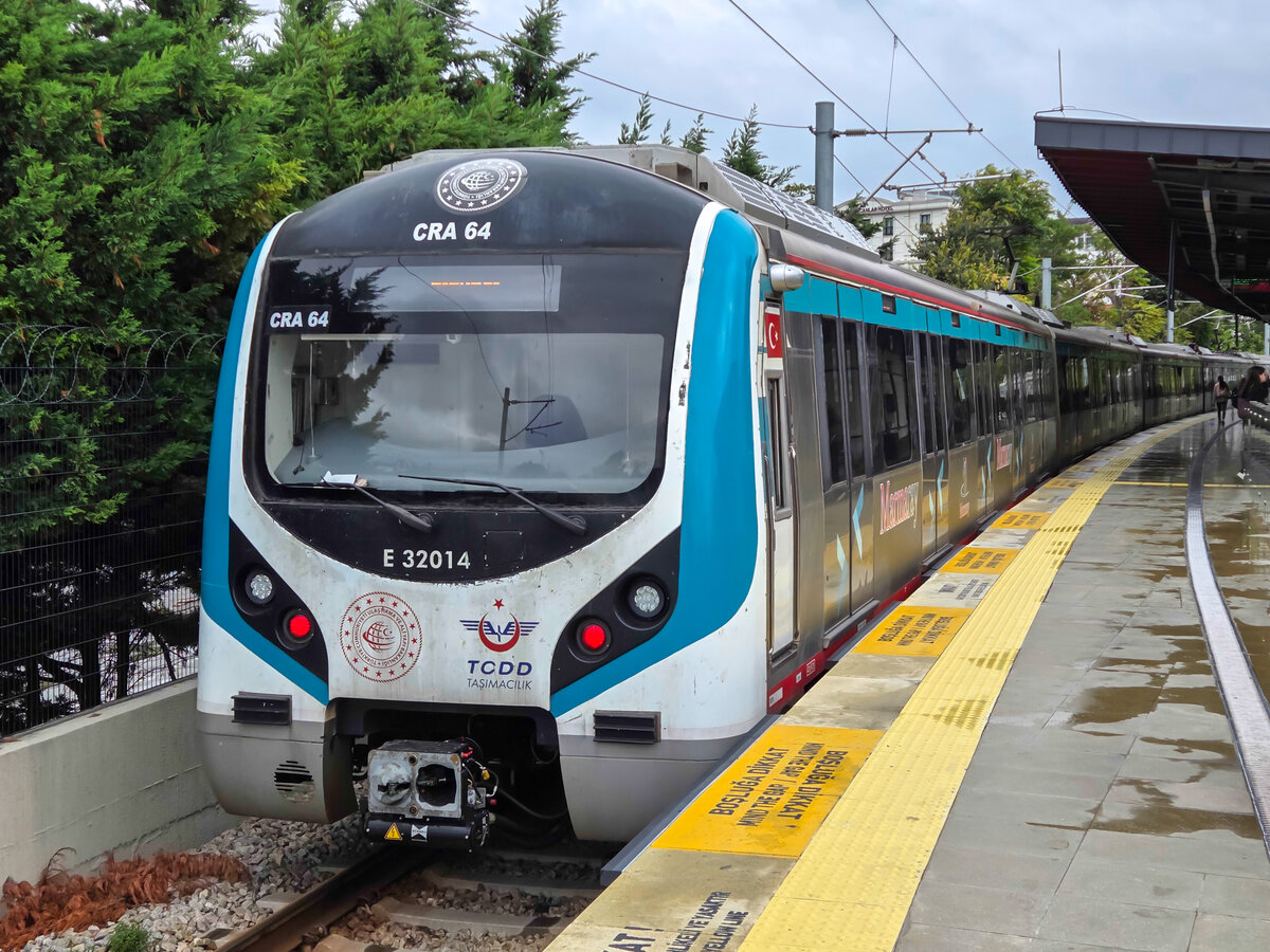 Istanbul TCDD Banliy� Trenleri ( S-Bahn ) Zug CRA 64 (E 32014) auf der Linie U3 (bzw. T6) nach Sirkeci in der Station Cankurtaran. 14.10.2026.