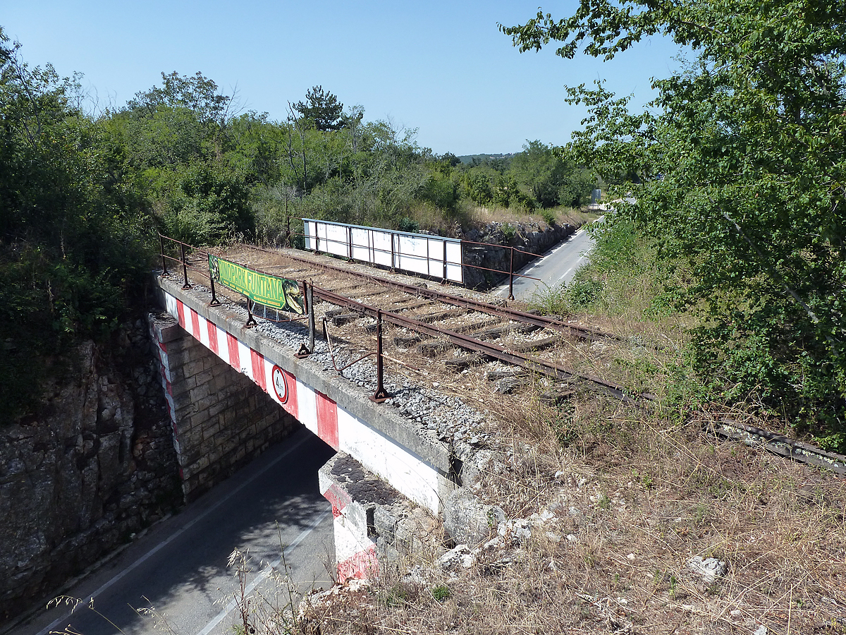 Istrien: Meines Wissens im Jahr 1961 stillgelegte Stichstrecke zur Kste vom Knotenpunkt Kanfanar nach Rovinj, hier die berquerung der Landstrasse 21, sdlich des Limski-Kanals bei Brajkovici (3.8.2013)