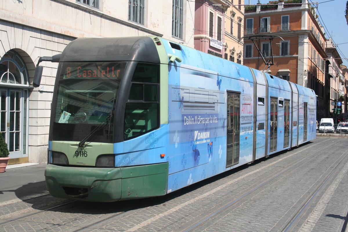 Italia, Roma, ATAC
Tramway 9116 on line 8, at the terminus Largo di Torre Argentina
25/7/2006