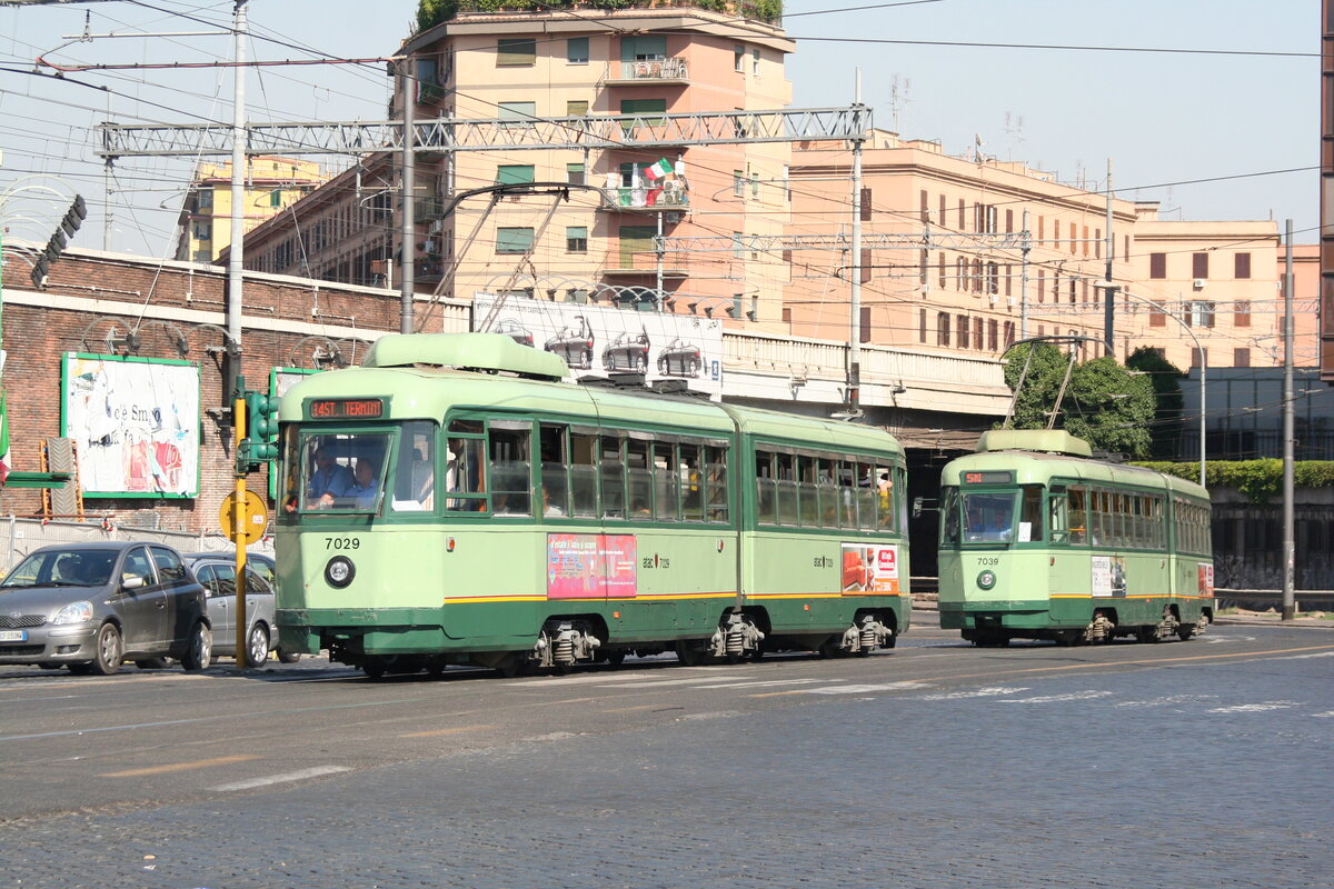 Italia, Roma, ATAC
Tramways 7029 on line 14 and 7039 on line 5, Piazza Porta Maggiore
20/7/2006