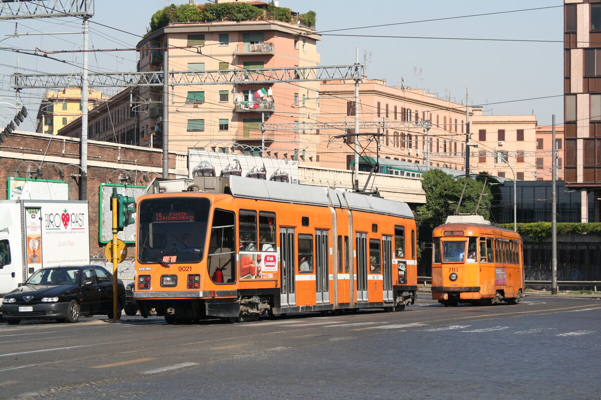 Italia, Roma, ATAC
Tramways 9021 on line 19 and 7113 on line 14, Piazza Porta Maggiore
20/7/2006