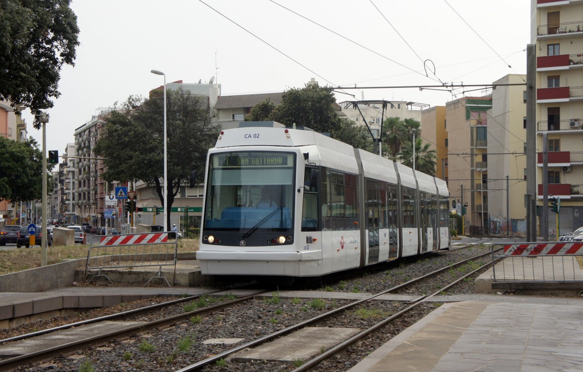 Italien / Sardinien / Straßenbahn Cagliari / Stadtbahn Cagliari: Škoda 06T mit der Wagennummer CA 02 der Metrocagliari, aufgenommen im Juni 2014 an der Haltestelle  Gennari  in Cagliari.