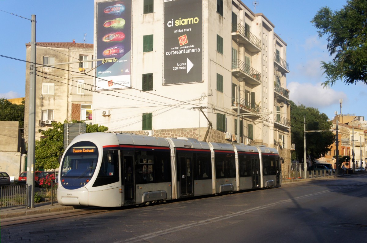 Italien / Sardinien / Straßenbahn Sassari / Stadtbahn Sassari: AnsaldoBreda Sirio mit der Wagennummer SS02, aufgenommen im Juni 2014 am Piazza Santa Maria, in der Nähe der Haltestelle  Porta Utzeri  in Sassari.