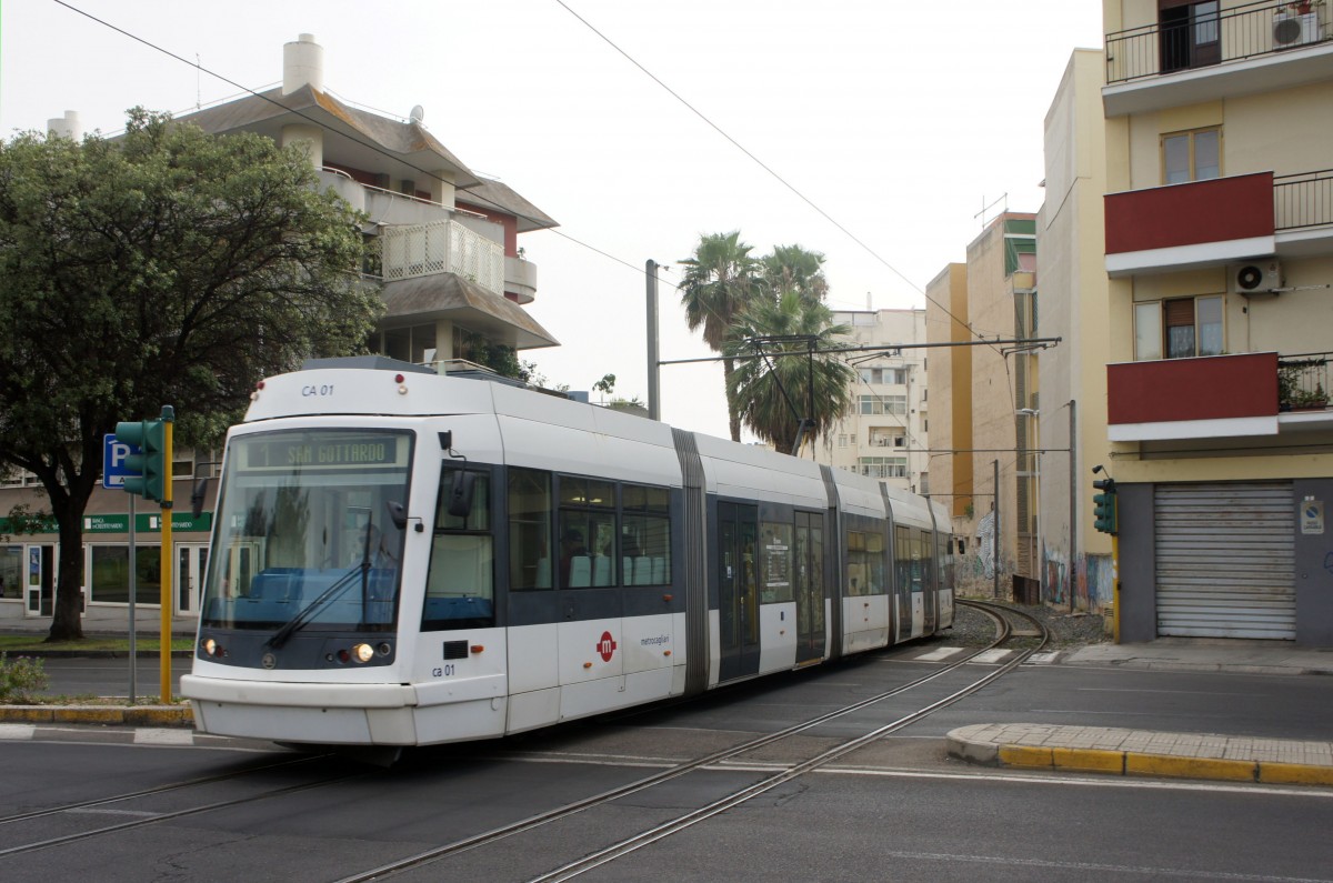 Italien / Sardinien / Straenbahn Cagliari / Stadtbahn Cagliari: koda 06T mit der Wagennummer CA 01 der Metrocagliari, aufgenommen im Juni 2014 an der Haltestelle  Gennari  in Cagliari.