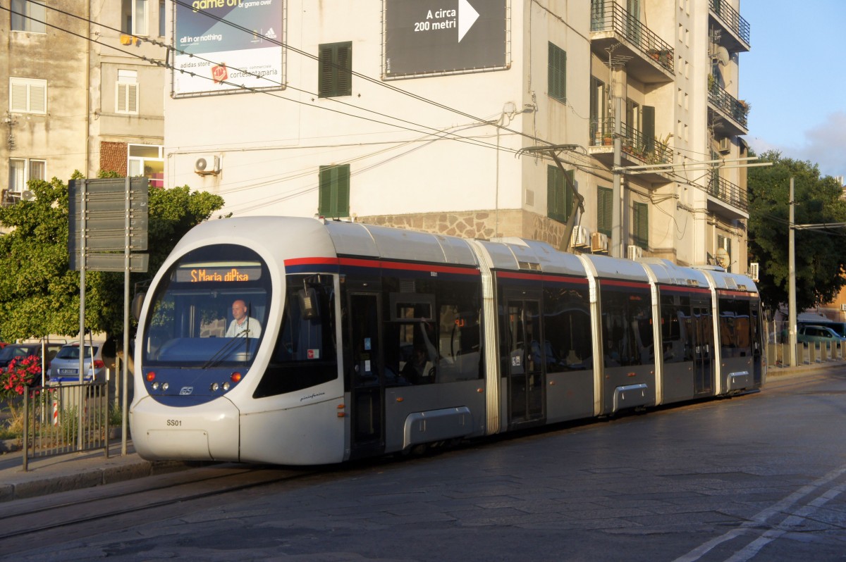 Italien / Sardinien / Straßenbahn Sassari / Stadtbahn Sassari: AnsaldoBreda Sirio mit der Wagennummer SS01, aufgenommen im Juni 2014 am Piazza Santa Maria, in der Nähe der Haltestelle  Porta Utzeri  in Sassari.