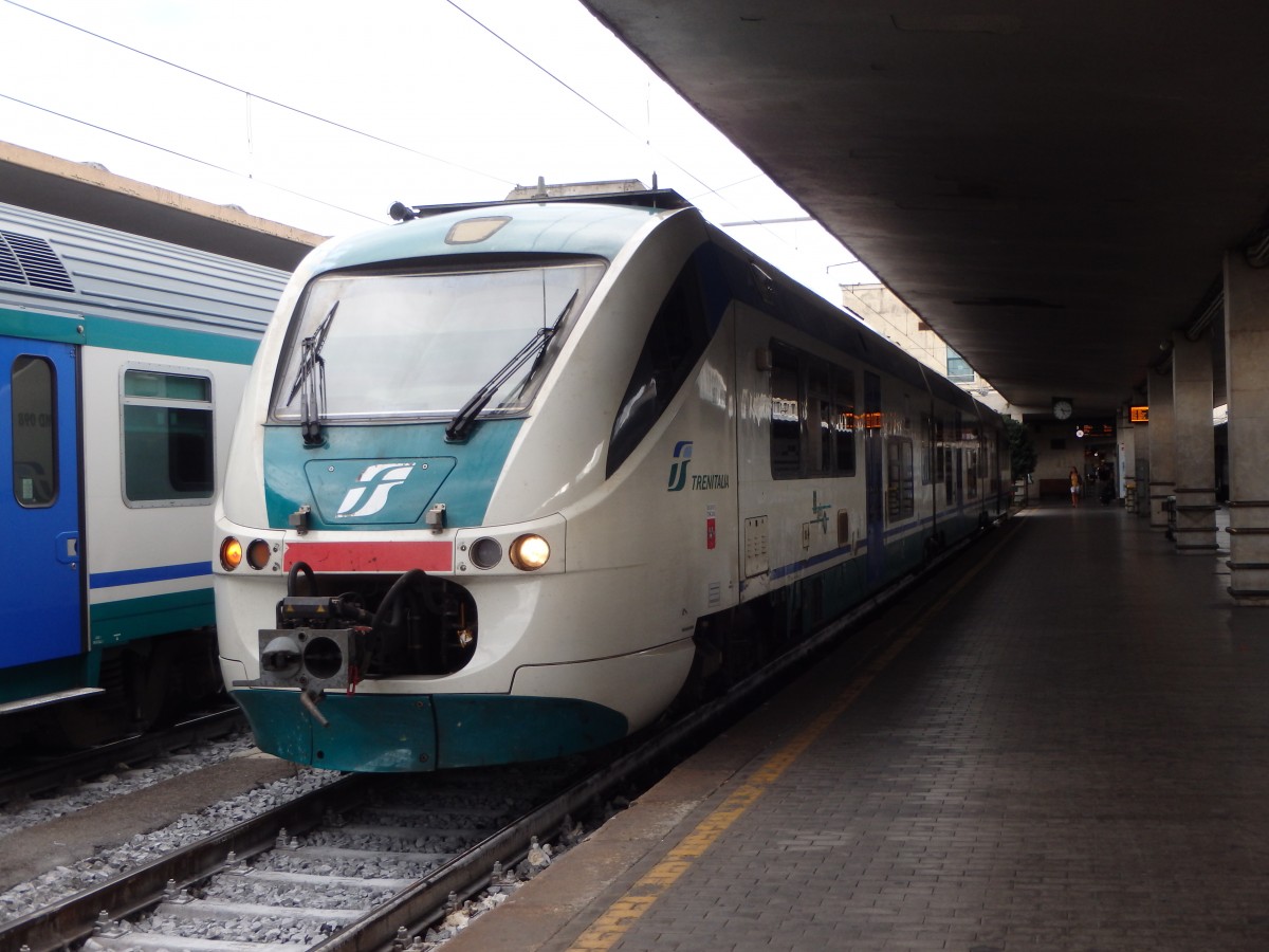 Italien 02.09.14-17:19: Florenz-Anfahrtbereit steht ein  Zug nach Arezzo