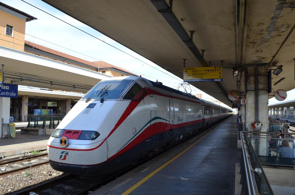 Italien 414 134 mit dem Schnellzug Mailand/Milano - Rom in Pisa Centrale 25.05.2014 