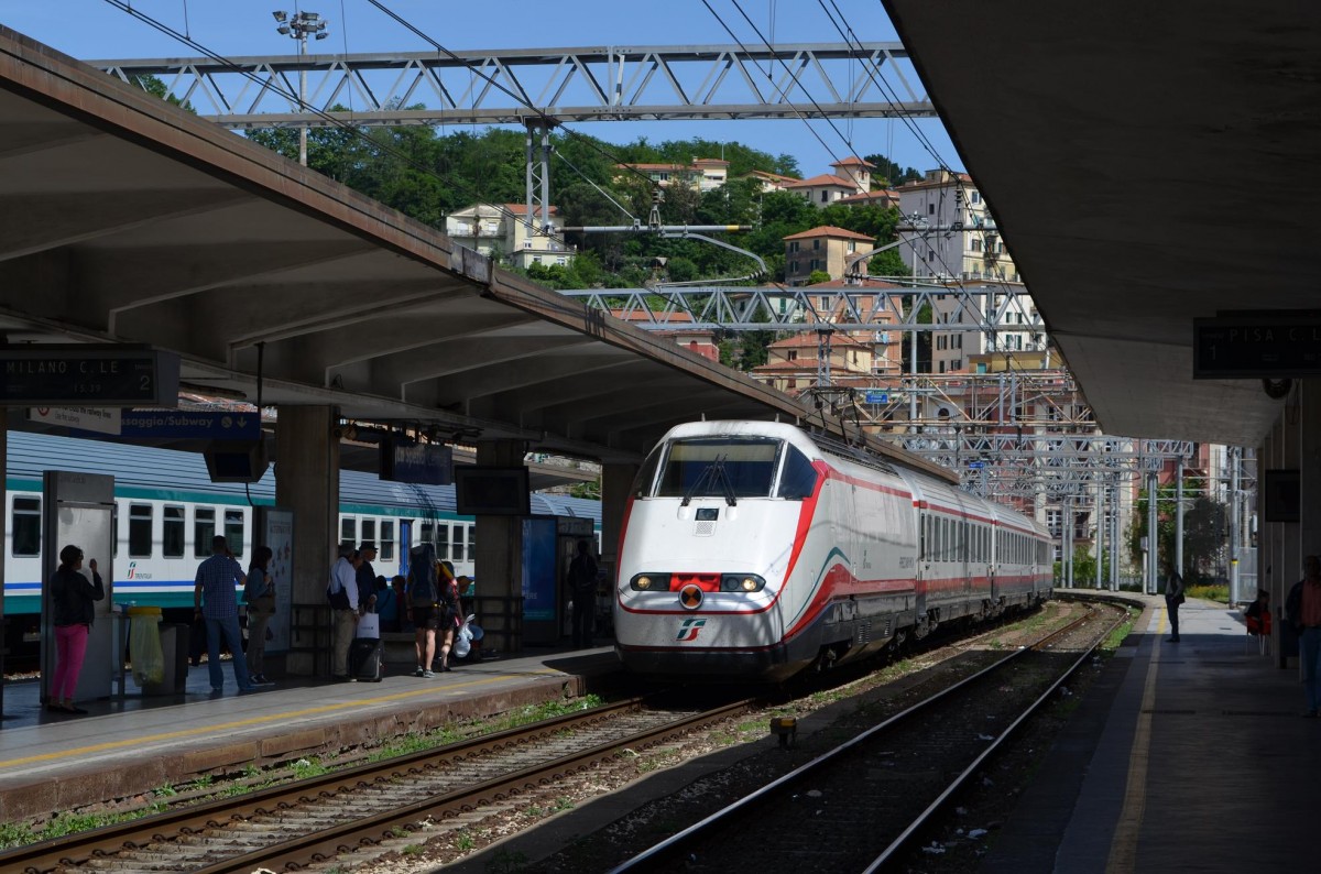 Italien 414 135-0 mit dem Schnellzug Mailand/Milano - Rom in La Spezia 20.05.2014 