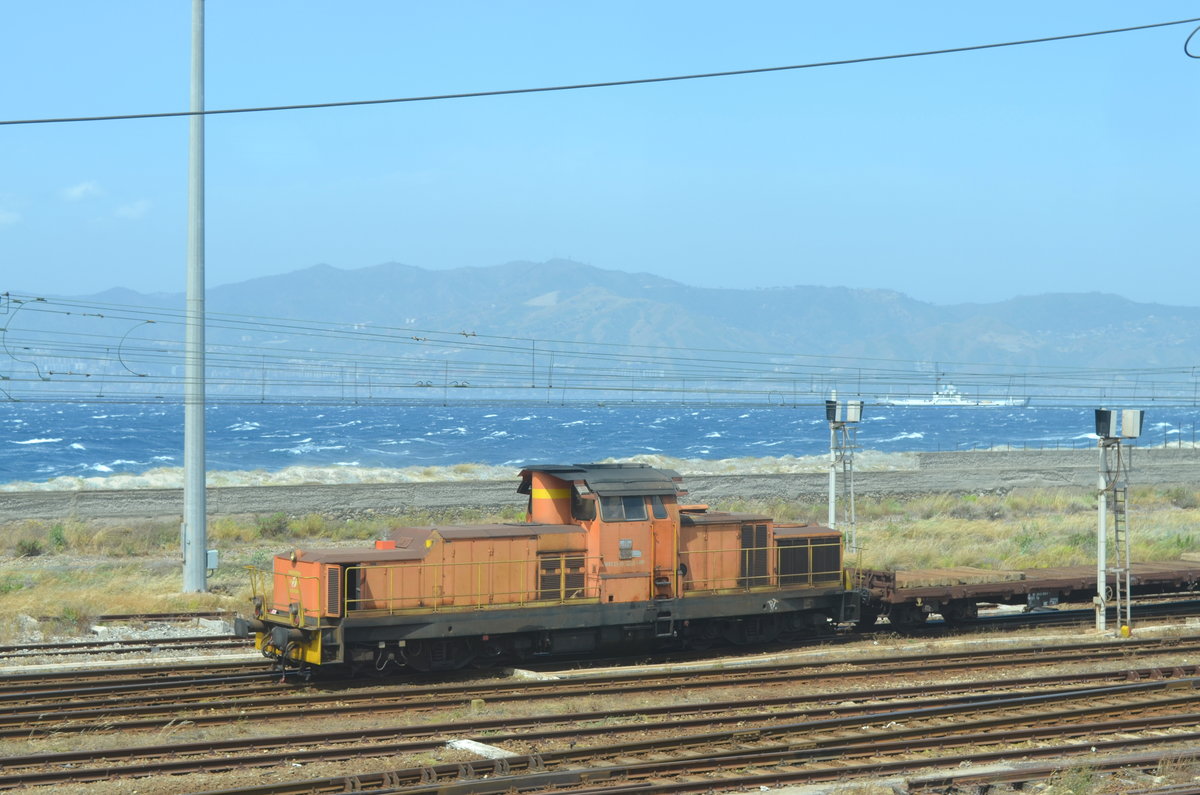 Italien: D 145.2023 (9883 21-45 223-3 I-RFI) beim Drücken von Reisezugwagen auf das Fährschiff (Villa San Giovanni - Messina) in Villa San Giovanni 02.05.2018 