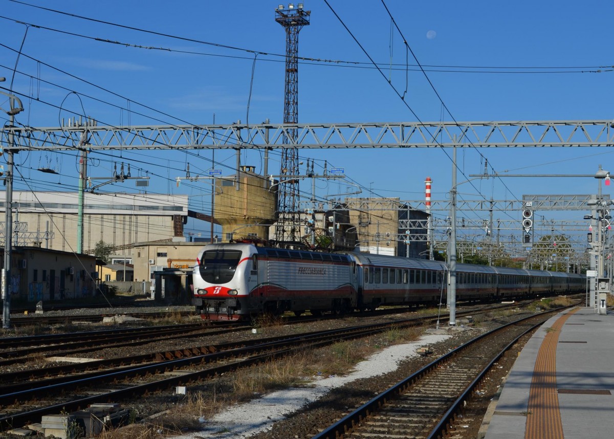 Italien E 402 174 mit dem Schnellzug Mailand/Milano - Rom in Pisa Centrale 22.09.2013