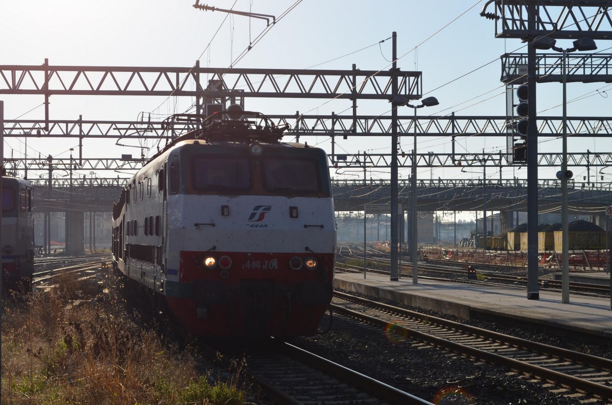 Italien E 444 101 mit einem Autozug/Euro Night 1237 Livorno - Wien in Pisa Centrale 21.09.2013