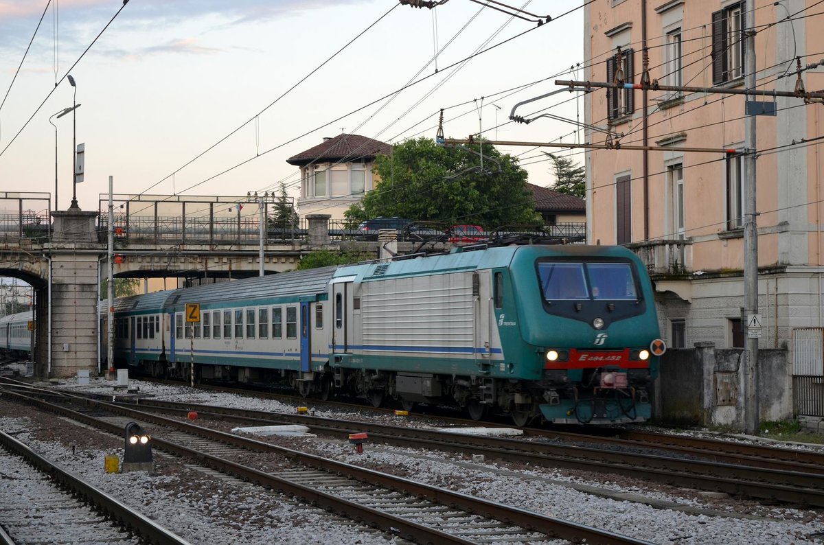 Italien: E 464.452 im Bahnhof Udine 05.05.2016