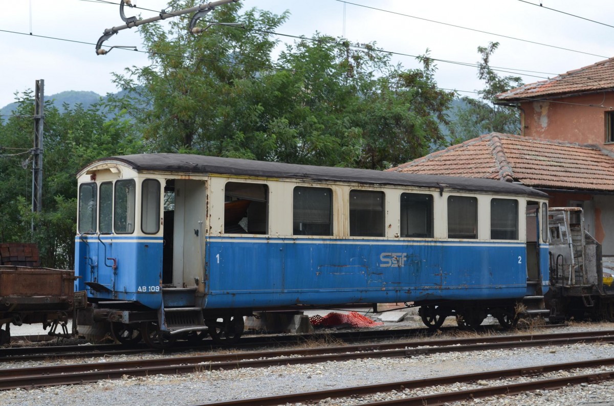 Italien: ex SSIF AB109 bei der FGC in Casella Depot 13.08.2012 