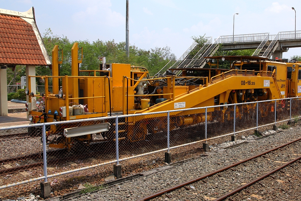 IT/ETF JV 1, eine Gleisstopfmaschine (Hersteller: Plasser & Theurer, Type 08-16 3S) am 26.Mai 2017 in der Chiang Rak Station.