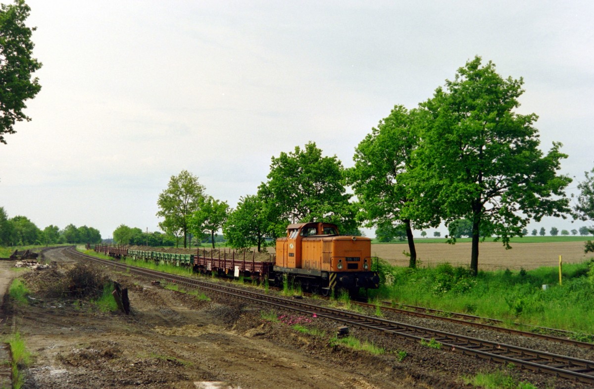 ITL 106 007 mit Bauzug (Streckensanierung Hamburg-Harburg–Buchholz [Nordheide]) am 31.05.2004 in Klecken
