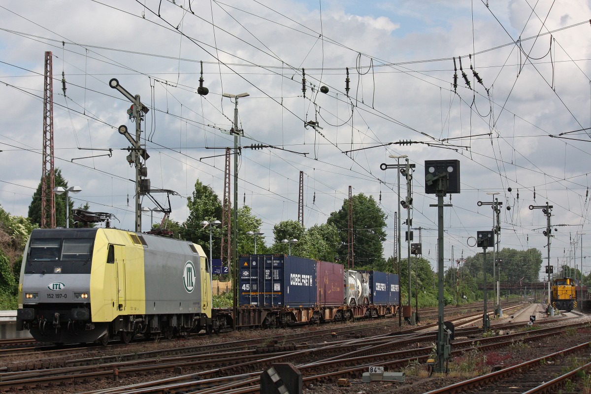 ITL 152 197 am 15.6.13 mit einem kurzen KLV von Ruhrort Hafen nach Ludwigshafen BASF in Dsseldorf-Rath.