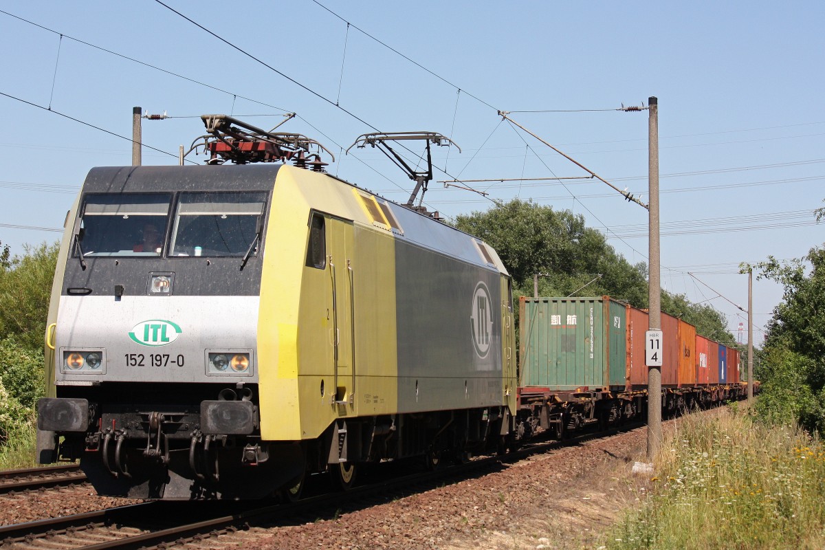 ITL 152 197 am  2.8.13 mit einem Containerzug in Hamburg-Moorburg.
