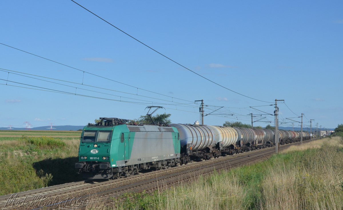 ITL 185 517 mit einem Kesselwagenzug aus Ungarn Richtung Westen.
Aufgenommen am 17.8.2014 bei Gramatneusiedl
