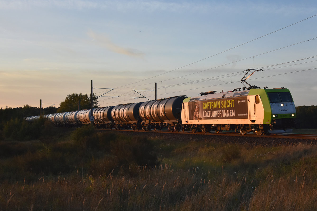 ITL 185 548-5  Captrain sucht Lokführer/innen  zog ihre GATX Kesselwagen in die Dämmerung, unterwegs nach Schwerin. 3km östlich von Büchen, 17.09.2018.
