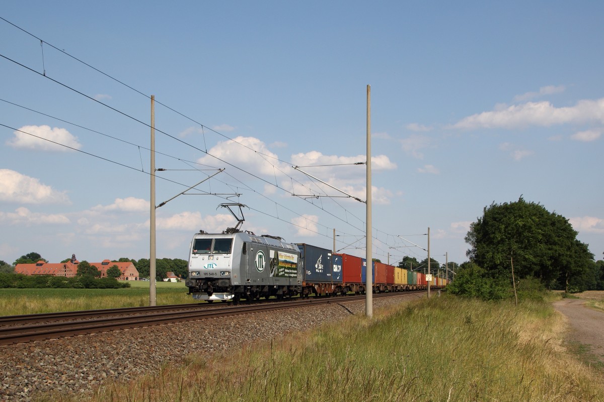 ITL 185 548-5 mit einem Containerzug auf dem Weg nach Hamburg. Fotografiert am 12.06.2015 in Brahlstorf. 
