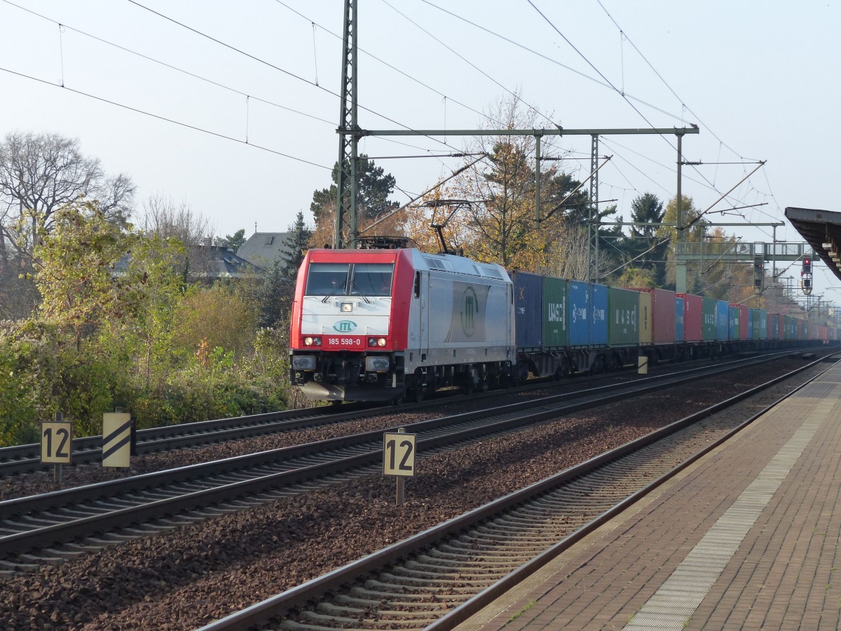 ITL 185 598 mit einem  Schachtelexpress  am Haken fährt am 14.11. durch Dresden-Strehlen.