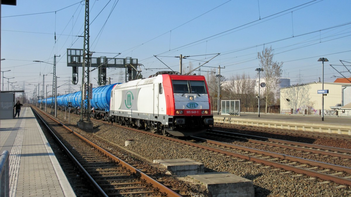 ITL 185 649-1 kommt mit einer blauen  Kesselschlange  duch Heidenau Richtung Pirna (20.3.15)