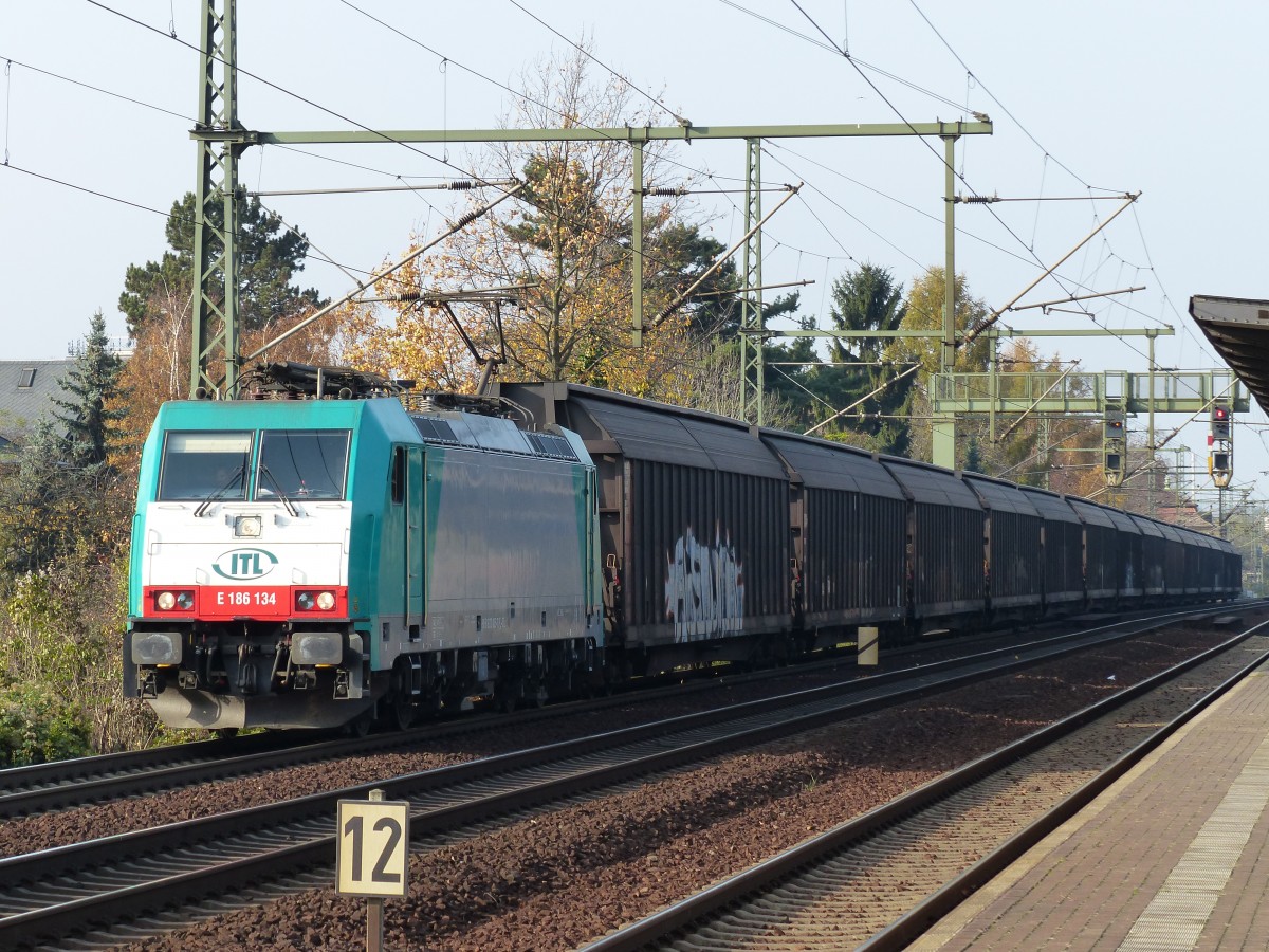 ITL 186 134 zieht am 14.11.2014 einen Ganzzug durch Dresden-Strehlen.