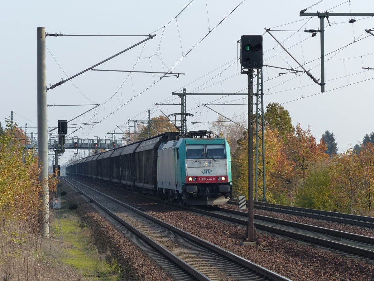ITL 186 244 zieht am 14.11.2014 einen Ganzzug durch Dresden-Strehlen.