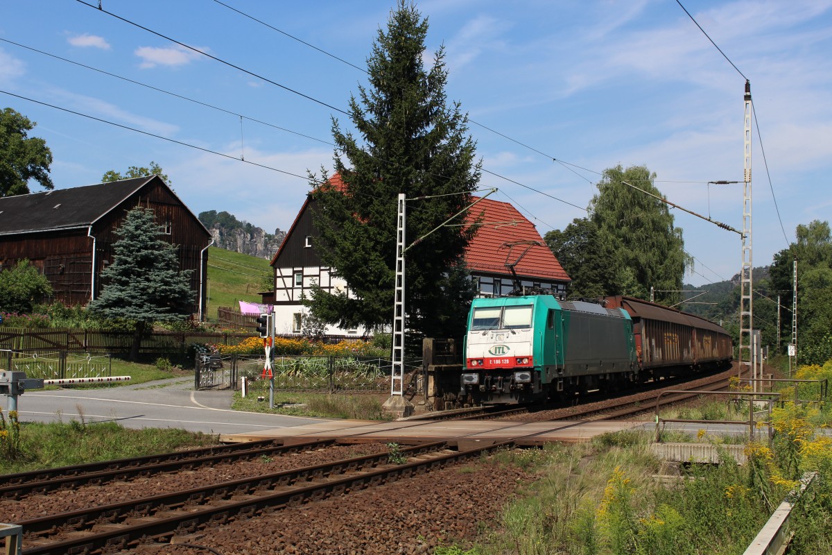 ITL E 186 128 mit Porschezug auf dem Weg in Richtung Bad Schandau. Aufgenommen nahe Rathen am 21.08.2015