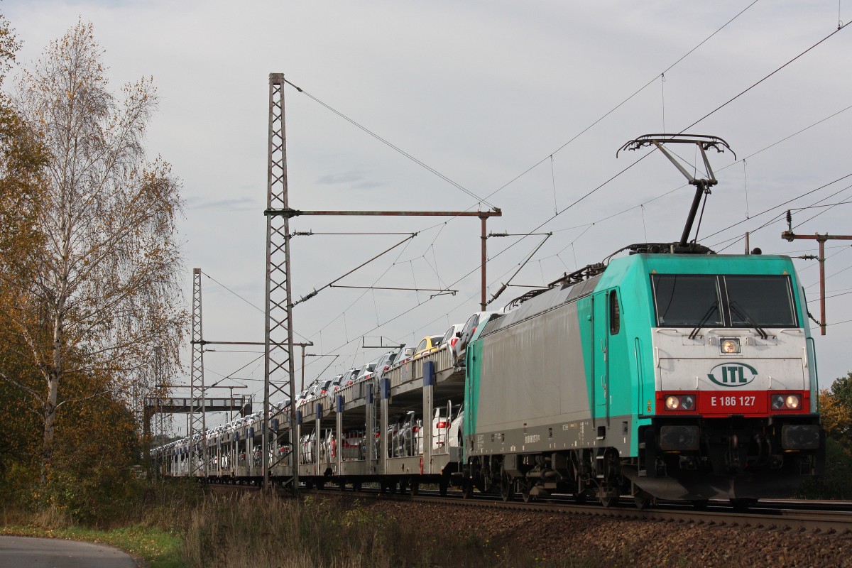 ITL E186 127 am 19.10.13 mit einem Autozug in Dedensen-Gümmer.