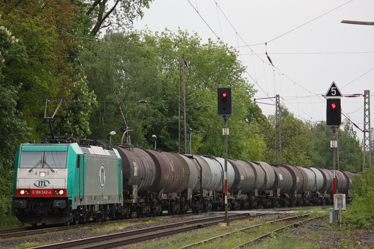 ITL E186 242 zog am 14.5.13 den 95451 Neuss Gbf - Bad Schandau (Sdl) durch Ratingen-Lintorf.