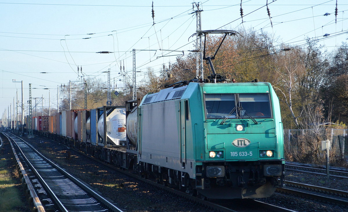  ITL - Eisenbahngesellschaft mbH, Dresden [D] mit  185 633-5  [NVR-Nummer: 91 80 6185 633-5 D-ITL] und Containerzug am 19.12.20 Berlin-Hirschgarten.
