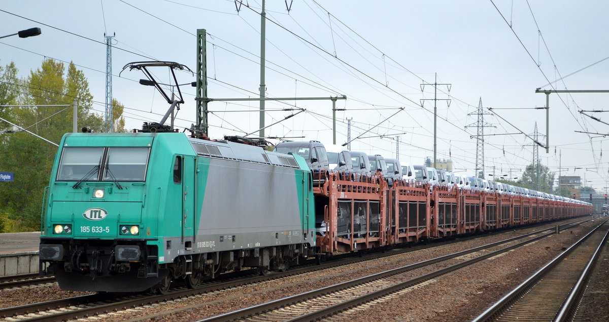 ITL - Eisenbahngesellschaft mbH, Dresden [D] mit  185 633-5  [NVR-Nummer: 91 80 6185 633-5 D-ITL] und Fahrzeug-Transportzug (fabrikneue VW Nutzfahrzeuge aus polnischer Produktion) am 24.09.19 Durchfahrt Bahnhof Flughafen Berlin Schönefeld.