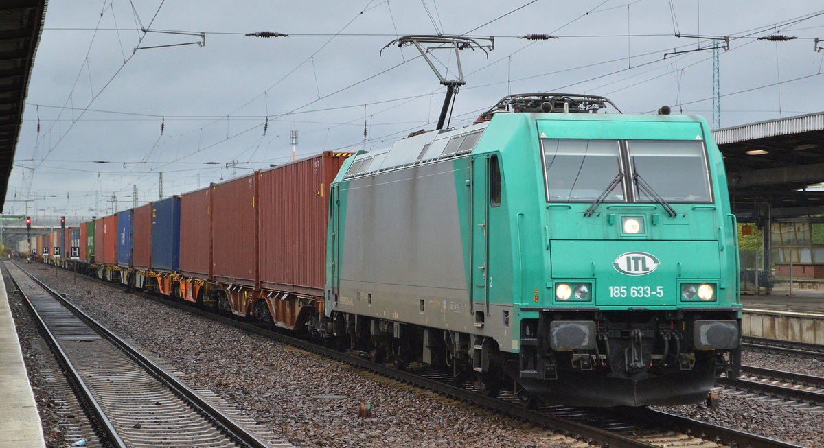 ITL - Eisenbahngesellschaft mbH, Dresden [D] mit  185 633-5  [NVR-Nummer: 91 80 6185 633-5 D-ITL] und Containerzug am 16.10.19 Durchfahrt Bahnhof Flughafen Berlin Schönefeld. 
