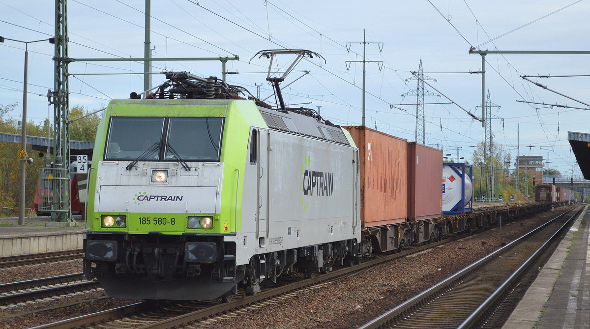 ITL - Eisenbahngesellschaft mbH, Dresden [D]  185 580-8  [NVR-Nummer: 91 80 6185 580-8 D-ITL] mit Containerzug am 17.10.19 Bf. Flughafen Berlin Schönefeld.