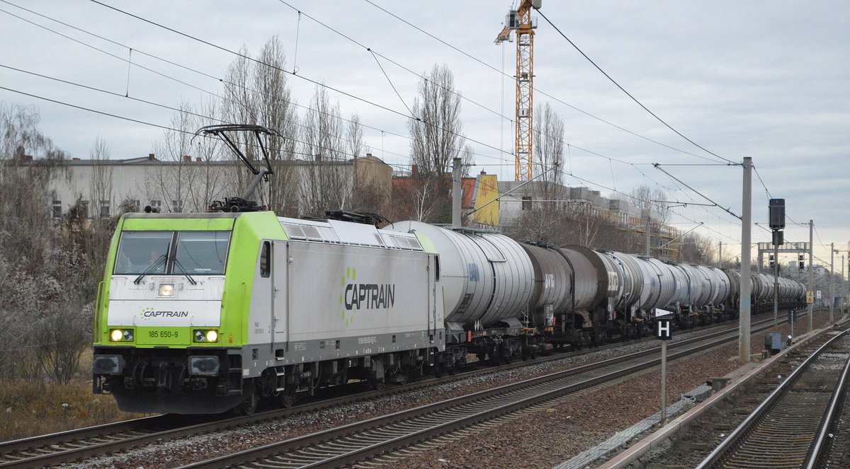 ITL - Eisenbahngesellschaft mbH, Dresden [D] mit  185 650-9  [NVR-Nummer: 91 80 6185 650-9 D-ITL] und Kesselwagenzug (leer) Richtung Schwedt am 16.12.19 Berlin Pankow.