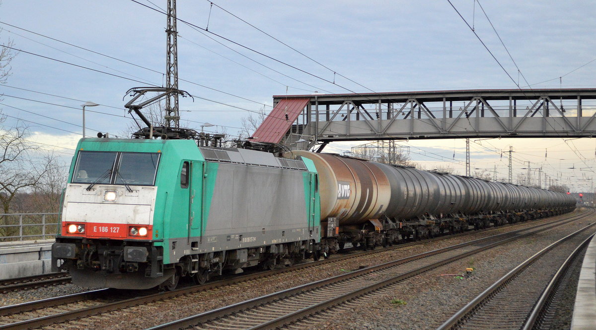 ITL - Eisenbahngesellschaft mbH, Dresden [D] mit  E 186 127  [NVR-Nummer: 91 80 6186 127-7 D-ITL] und Kesselwagenzug am 17.12.19 Bf. Saarmund.