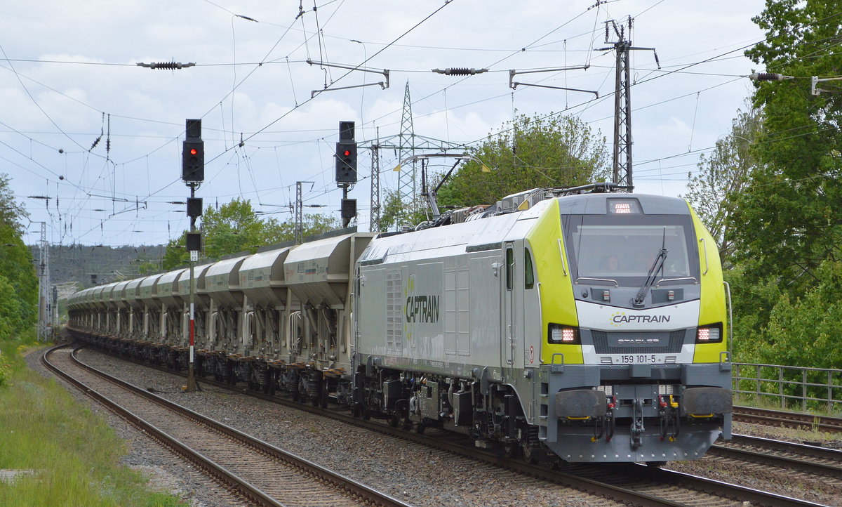 ITL - Eisenbahngesellschaft mbH, Dresden [D] mit  159 101-5  [NVR-Number: 90 80 2159 101-5 D-ITL] und leerem Schüttgutwagenzug am 12.05.20 Bf. Saarmund.