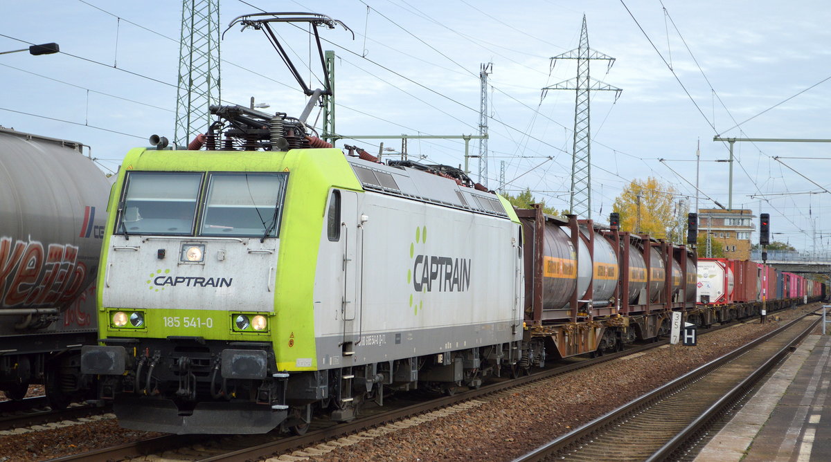 ITL - Eisenbahngesellschaft mbH, Dresden [D] mit  185 541-0  [NVR-Nummer: 91 80 6185 541-0 D-ITL] und Containerzug am 27.10.20Durchfahrt Flughafen BER Terminal 5.
