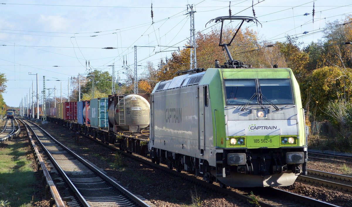 ITL - Eisenbahngesellschaft mbH, Dresden [D] mit  185 562-6  [NVR-Nummer: 91 80 6185 562-6 D-ITL] und Containerzug am 04.11.20 Berlin Hirschgarten.