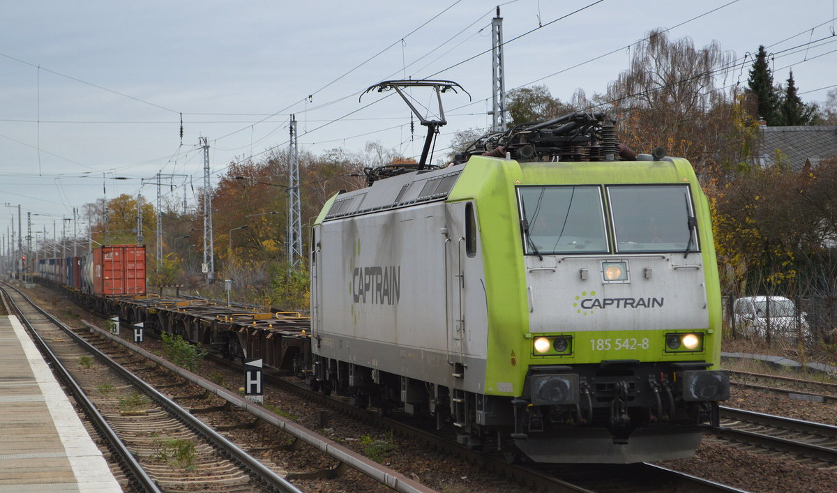 ITL - Eisenbahngesellschaft mbH, Dresden [D] mit  185 542-8  [NVR-Nummer: 91 80 6185 542-8 D-ITL] und einem schwach ausgelastetem Containerzug am 17.11.20 Bf. Berlin Hirschgarten.