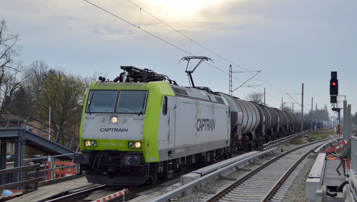 ITL - Eisenbahngesellschaft mbH, Dresden [D]  mit  185 543-6  [NVR-Nummer: 91 80 6185 543-6 D-ITL] und Kesselwagenzug (leer) Richtung Stendell am 04.12.20 Berlin Karow.