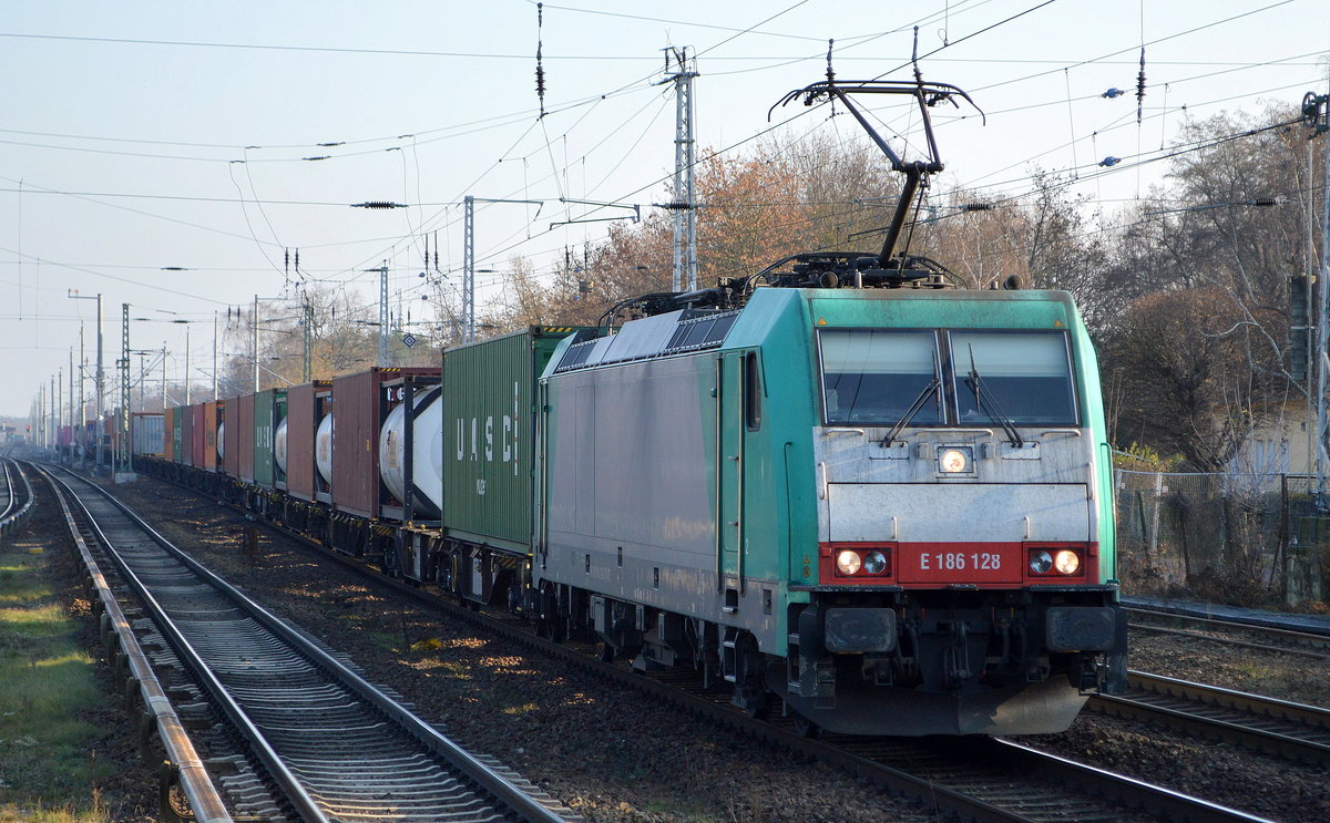 ITL - Eisenbahngesellschaft mbH, Dresden [D] mit  E 186 128  [NVR-Nummer: 91 80 6186 128-5 D-ITL] und Containerzug am 08.12.20 Bf. Berlin Hirschgarten.