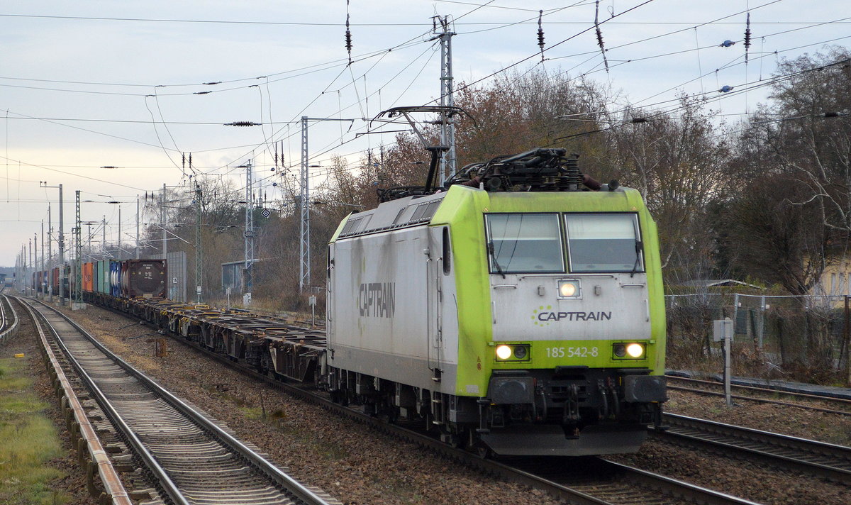 ITL - Eisenbahngesellschaft mbH, Dresden [D] mit  185 542-8  [NVR-Nummer: 91 80 6185 542-8 D-ITL] und schwach ausgelastetem Containerzug am 15.12.20 Berlin Hirschgarten.