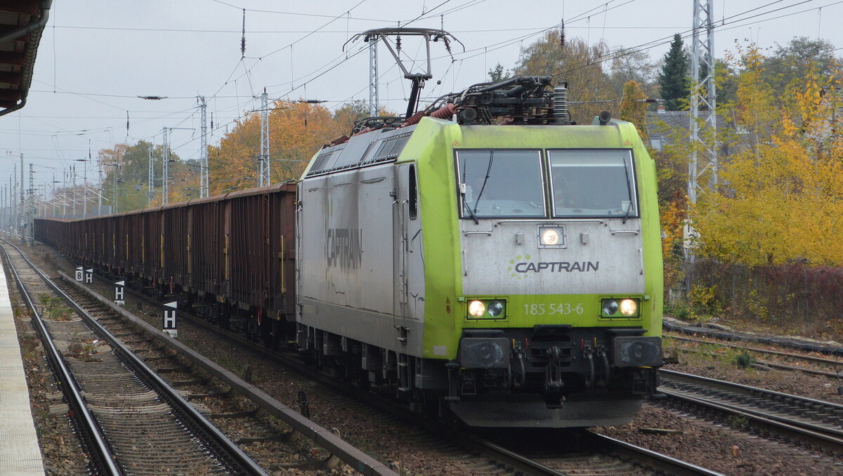 ITL - Eisenbahngesellschaft mbH, Dresden [D] mit  185 543-6  [NVR-Nummer: 91 80 6185 543-6 D-ITL] mit einem Ganzzug offener Drehgestell-Güterwagen am 02.11.21 Berlin Hirschgarten. 